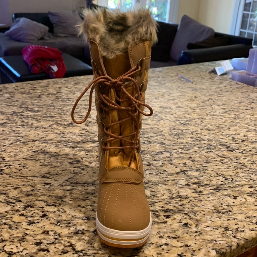 Beautiful fur boots I didn’t used them on my trip Very comfortable and stylish…